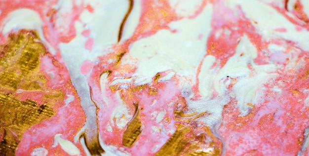 Heldere abstracte kunstachtergrond die doet denken aan minerale steentextuurWit gouden roze en koraalverfmixbehang Vloeibare kleur vloeistofstroomeffect acrylgolven en wervelingen