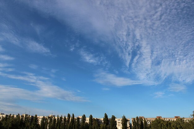 Heldere bewolkte blauwe lucht boven het stadsbeeld