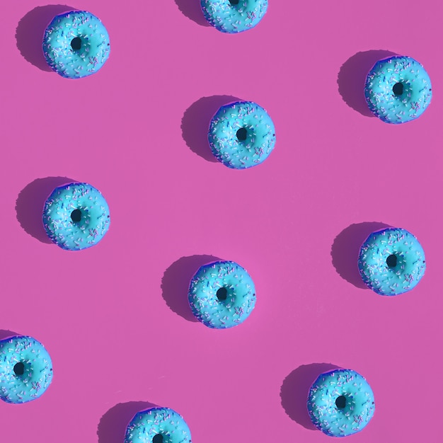 Heldere blauwe donuts op roze