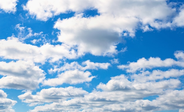 Heldere blauwe hemelachtergrond. Witte wolken aan de lucht