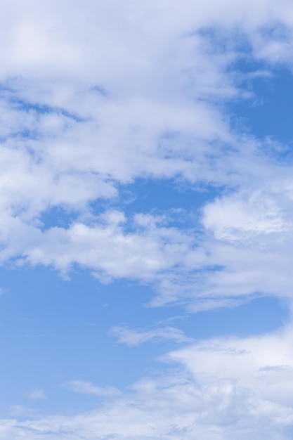 Heldere blauwe lucht en mooie witte wolken Cumuluswolk natuur achtergrond Wolkenlandschap Abstract behang hemelpatroon Zomerseizoen Warm weer