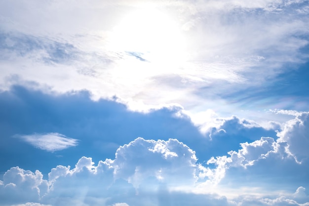 Heldere blauwe lucht en witte wolken zomer achtergrond