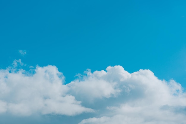 Heldere blauwe lucht met witte pluizige wolken Schoonheid van de natuur Luchtfoto natuurlijke achtergrond