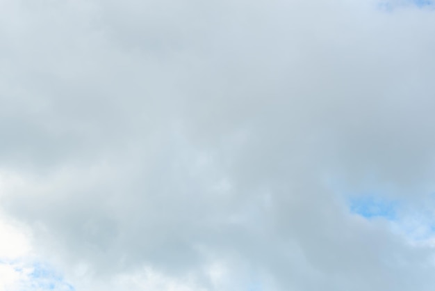 Heldere blauwe lucht met witte pluizige wolken Schoonheid van de natuur Luchtfoto natuurlijke achtergrond