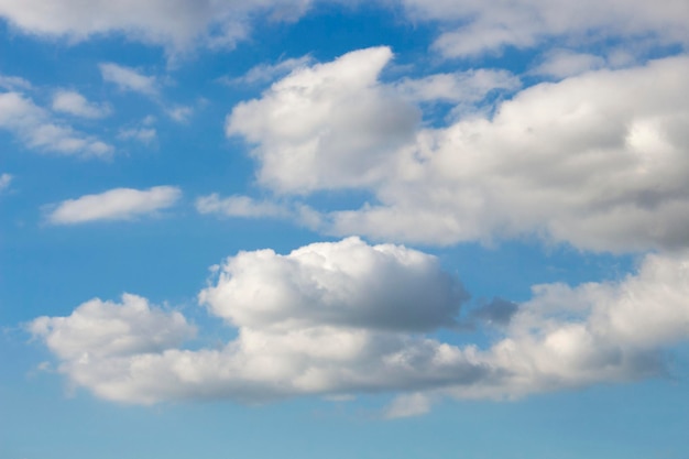 Heldere blauwe lucht met witte wolken voor achtergrond of wallpapers De schoonheid van de tropische natuur voor grafisch ontwerp