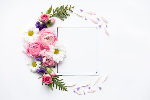 Heldere bloemen rond frame