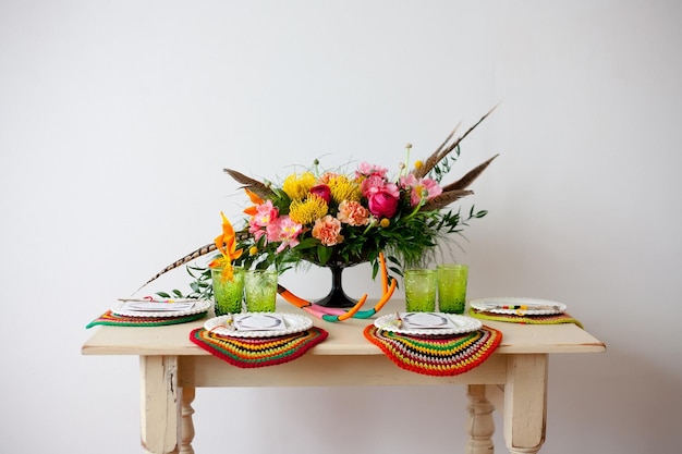 Heldere boho bloemen op de tafel geserveerd