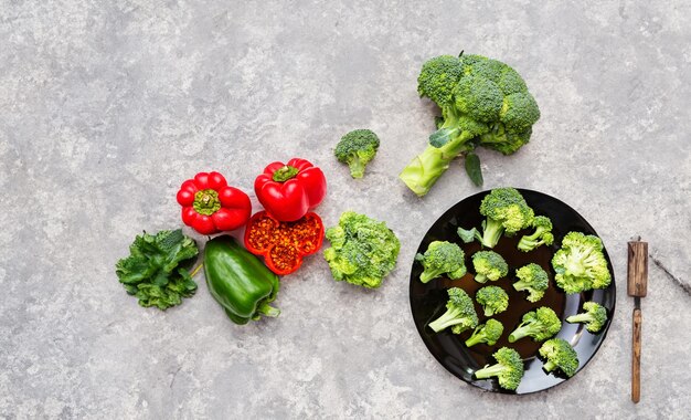 Heldere broccoli naast een paprika