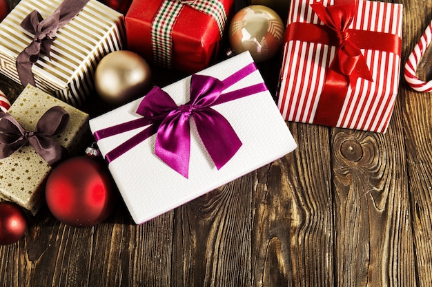 Heldere cadeaus voor kerst in arrangement