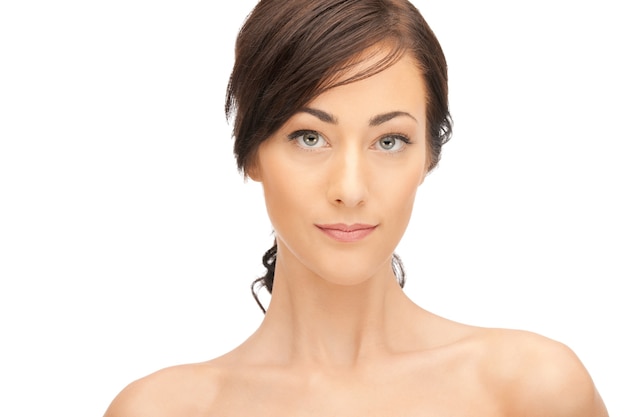 heldere close-up portretfoto van mooie vrouw