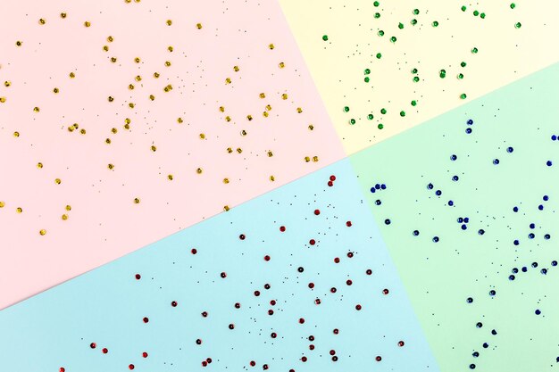 Heldere confetti op kleurrijke achtergrond geometrische patroonpapieren minimaal concept plat lag bovenaanzicht