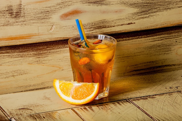 Heldere en frisse zomerse alcoholische cocktails aan de bar