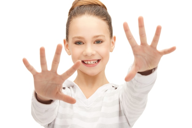 heldere foto van een gelukkig tienermeisje dat haar handpalmen laat zien