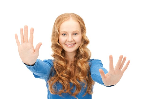 heldere foto van een gelukkige vrouw die haar handpalmen laat zien