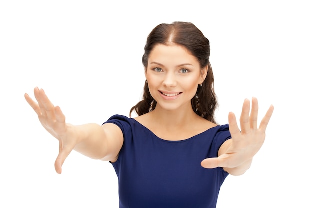 heldere foto van een gelukkige vrouw die haar handpalmen laat zien