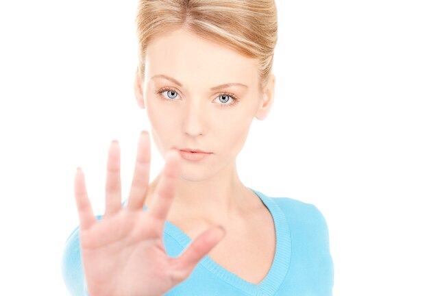 heldere foto van een jonge vrouw die een stopgebaar maakt