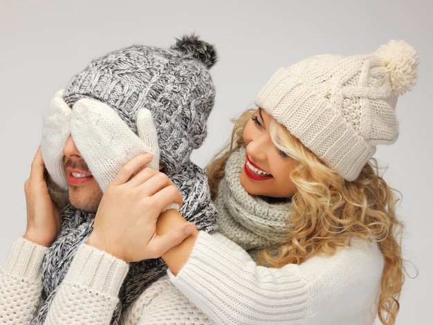 Foto heldere foto van familiepaar in winterkleren