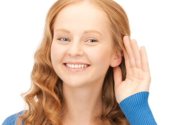 Foto heldere foto van jonge vrouw die roddels luistert