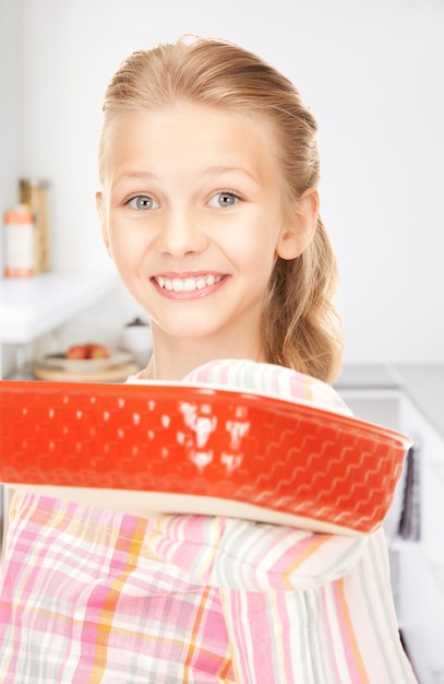 heldere foto van kokend meisje in de keuken