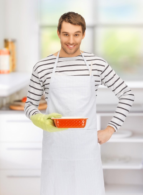 heldere foto van kokende man in de keuken