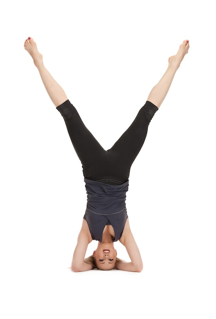 heldere foto van mooie fitnessinstructeur over wit