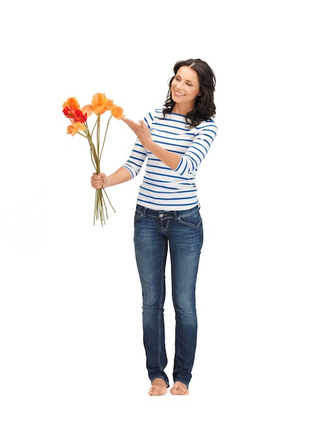 heldere foto van mooie vrouw met bloemen