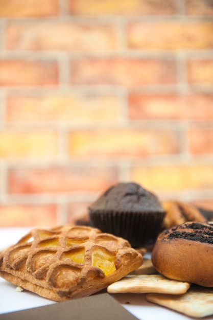 Heldere gebakjesfoto met muffin in stadscafé, bakstenen muur