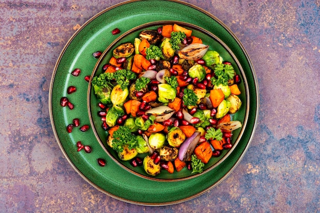 Heldere groentesalade op tafel