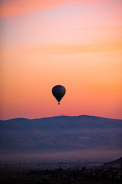 Heldere heteluchtballonnen in de lucht van Cappadocië, Turkije