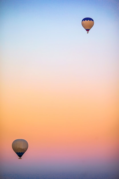Heldere heteluchtballonnen in de lucht van Cappadocië, Turkije