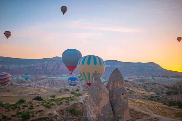 Heldere heteluchtballonnen in de lucht van Cappadocië, Turkije