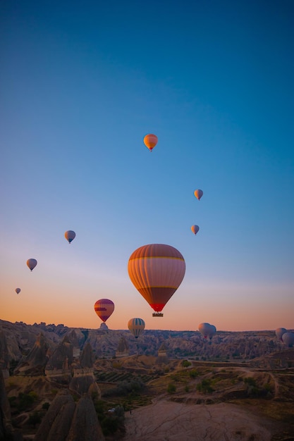 Heldere heteluchtballonnen in de lucht van Cappadocië, Turkije