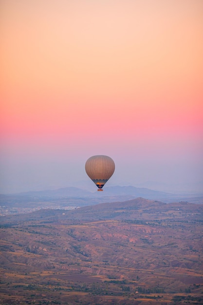 Heldere heteluchtballonnen in de lucht van Cappadocië, Turkije