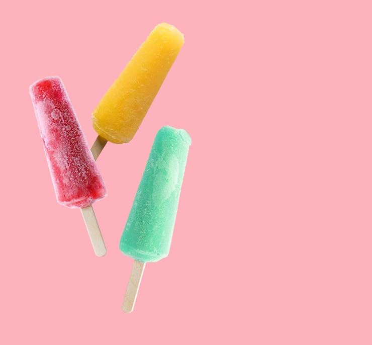 Foto heldere ijslollystokjes op een roze achtergrond. warm zomerconcept. ruimte kopiëren.