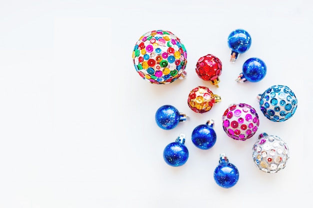 Heldere kerstballen handgemaakt met kleurrijke sprankelende pailletten