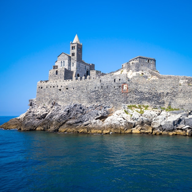 Heldere kleuren in dit panorama vanaf de zee van de San Pietro-kerk in Porto Venere, Italië