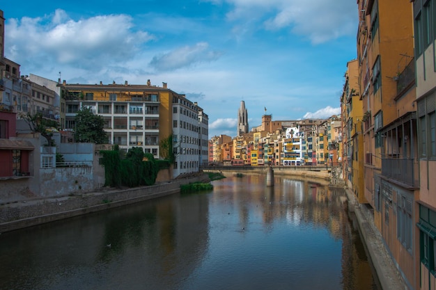 Heldere kleurrijke huizen in de stad girona