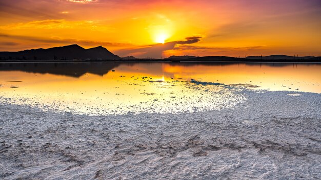 Heldere kleurrijke zonsondergang op een zoutmeer