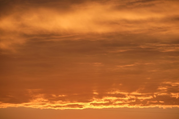 Heldere kleurrijke zonsonderganghemel met stralen van ondergaande zon en levendige donkere wolken