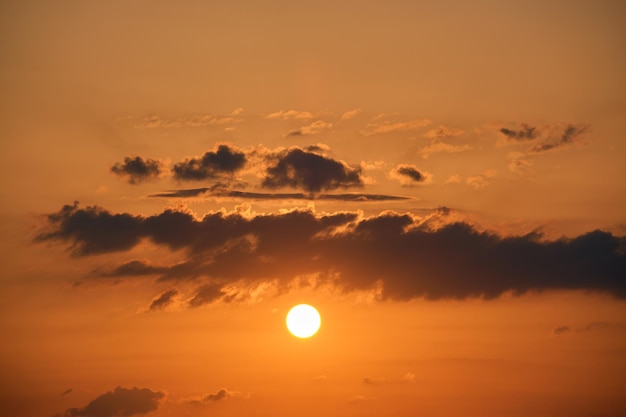 Heldere kleurrijke zonsonderganghemel met stralen van ondergaande zon en levendige donkere wolken