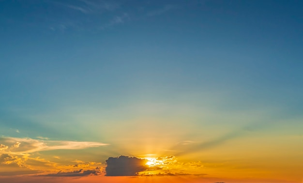 Heldere lucht bij zonsondergang