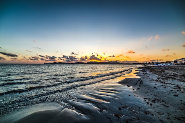 Heldere lucht boven de kust