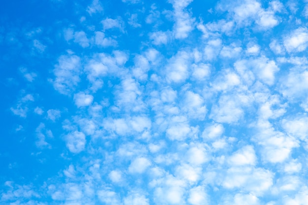 Heldere lucht met prachtige zwevende wolken voor achtergrond.