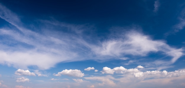 Heldere lucht met wolkenpanorama