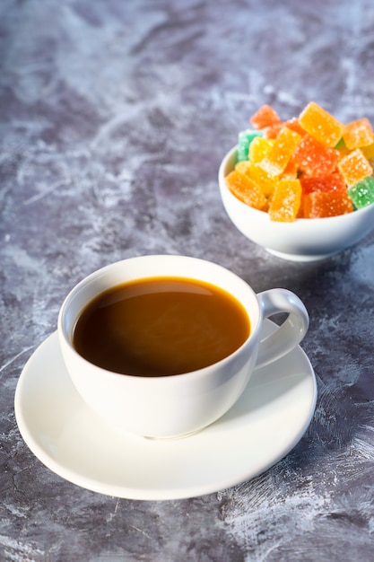 Heldere marmelades en snoep tot de ochtendkoffie op de tafel.