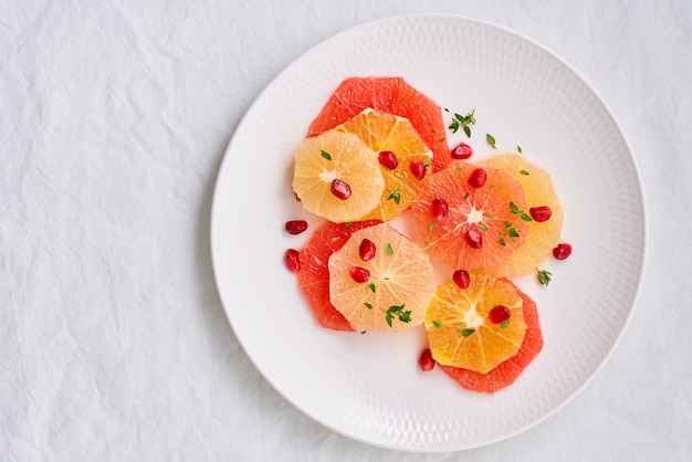 Heldere mix van citrusvruchten, verticaal. Salade van mix gesneden ronde plakjes rode en witte grapefruit