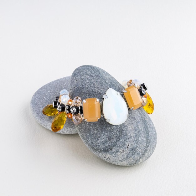 Heldere moderne mode-sieraden oorbellen gepresenteerd voor weergave of verkoop