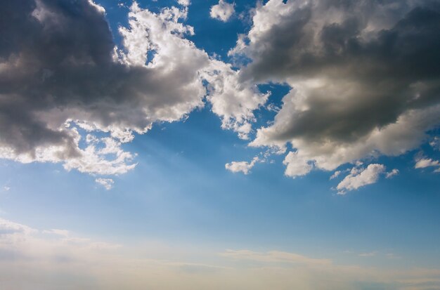 Heldere mooie panorama blauwe lucht met wolken