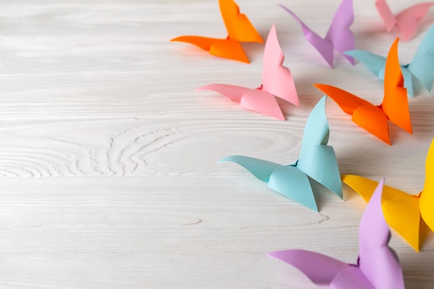 Foto heldere origami papieren vlinders met kopie ruimte voor uw tekst