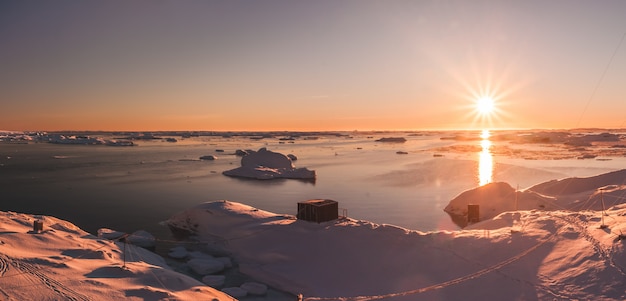 Foto heldere prachtige zonsondergang over de kustlijn van antarctica